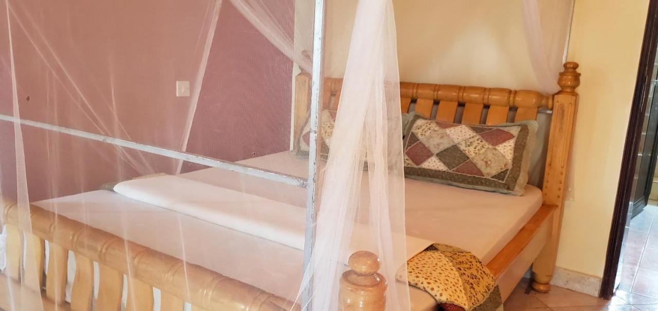 La Feve Beach Bed And Breakfast Entebbe Exteriör bild