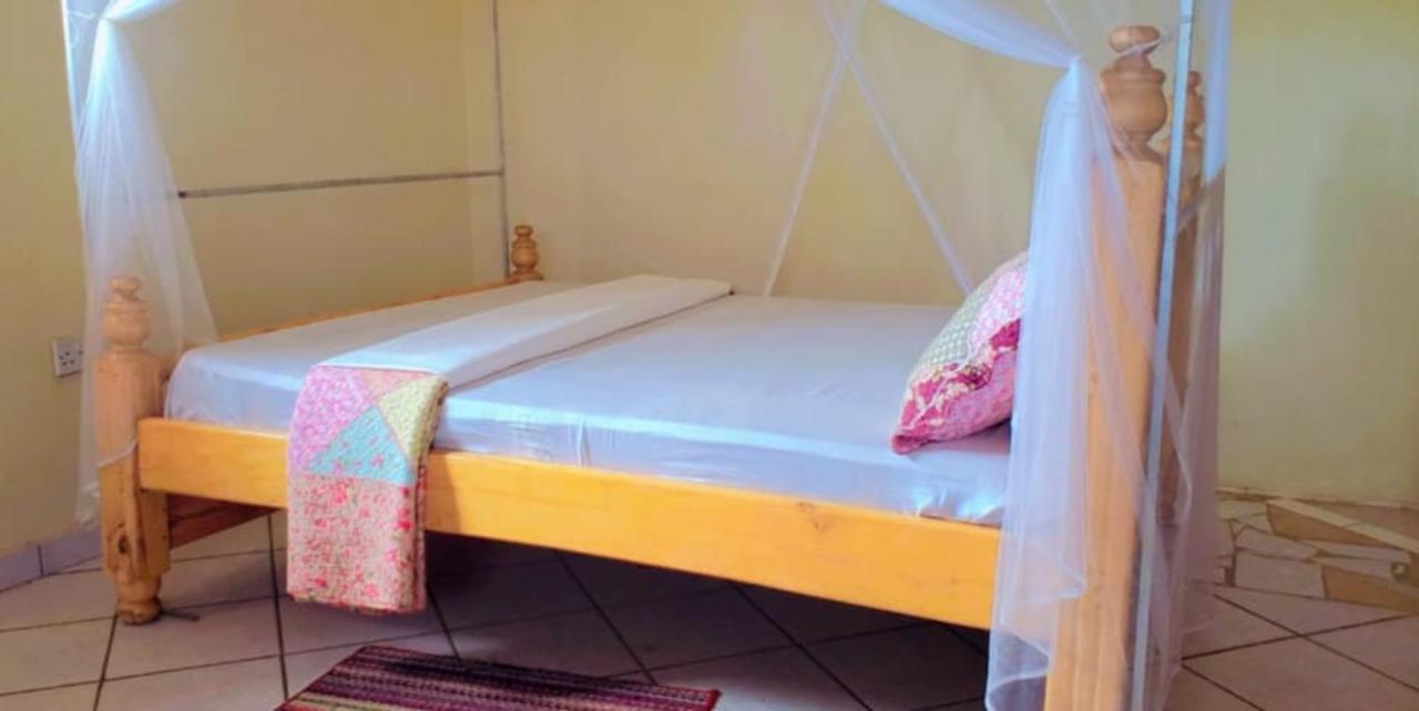La Feve Beach Bed And Breakfast Entebbe Exteriör bild