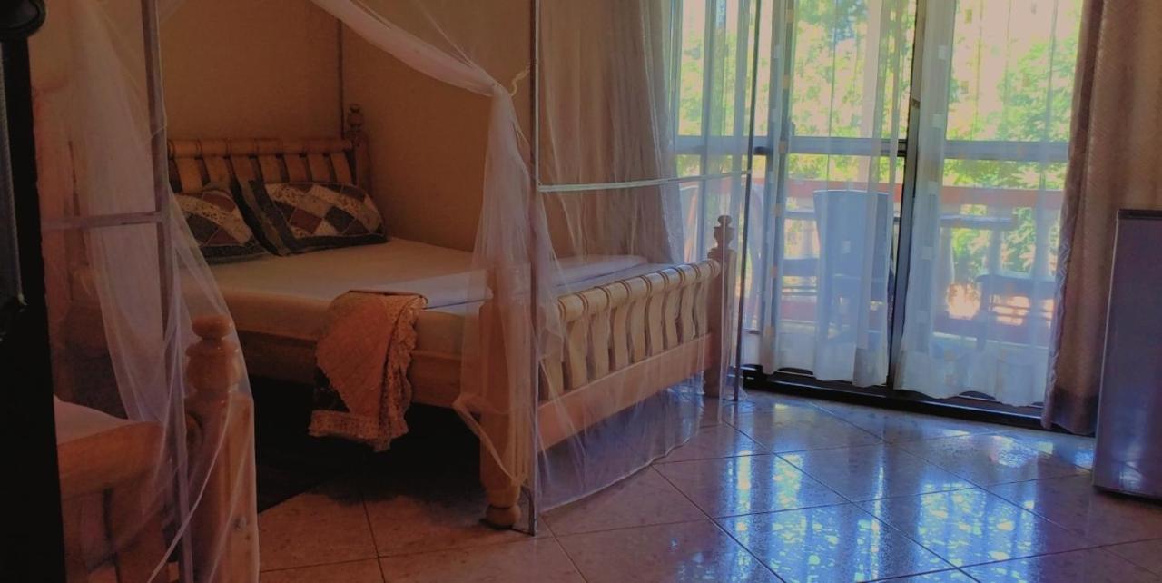 La Feve Beach Bed And Breakfast Entebbe Exteriör bild