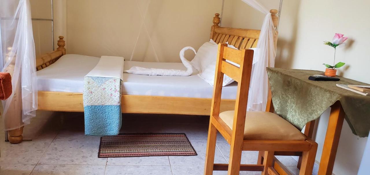 La Feve Beach Bed And Breakfast Entebbe Exteriör bild