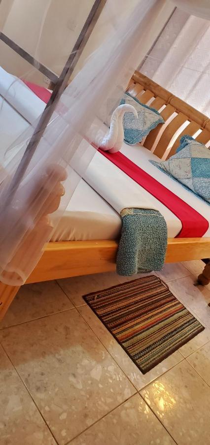 La Feve Beach Bed And Breakfast Entebbe Exteriör bild
